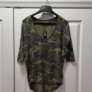 Express Green Camo V-Neck Short Sleeve Tee size S new 🆕 women green NEW
